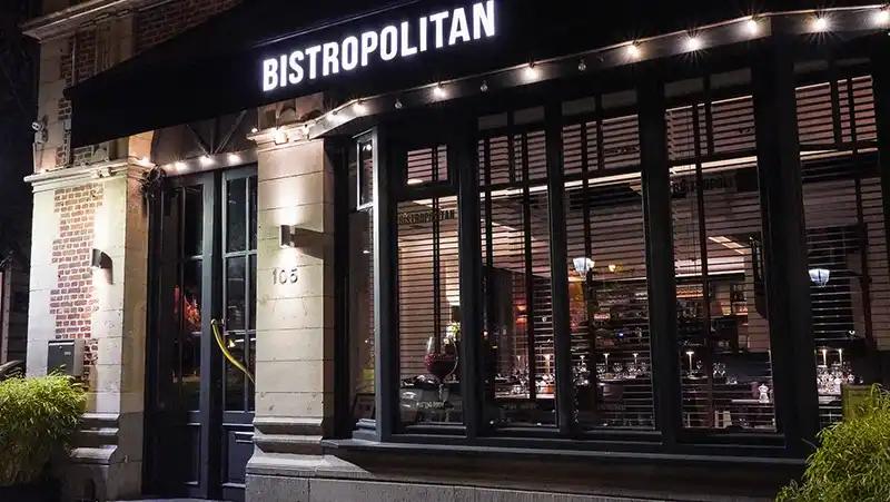 Façade élégante Bistropolitan à Montgomery, Bruxelles, restaurant chic la nuit